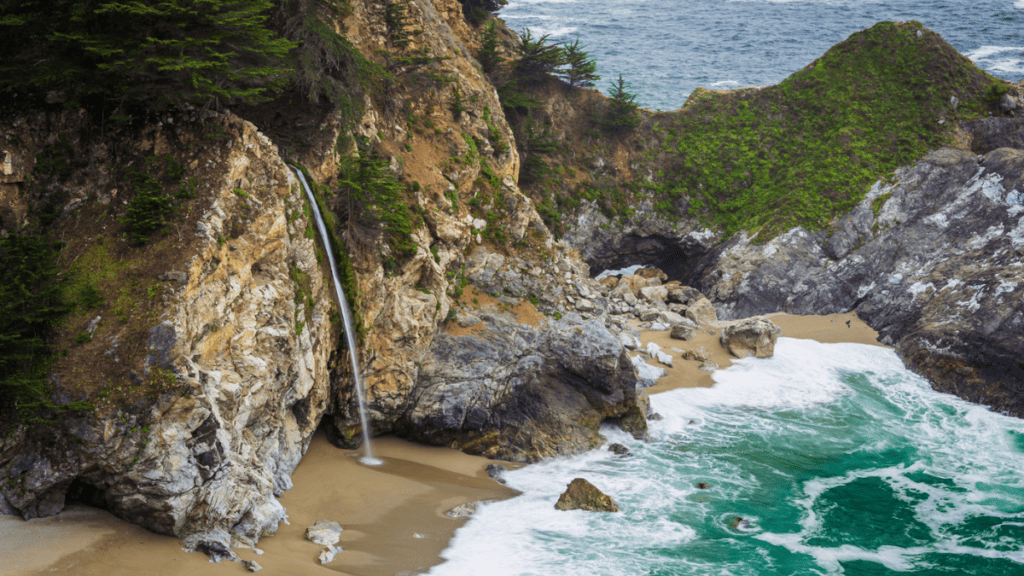 View of McWay Falls, at Julia Pfeiffer Burns State Park Stocl