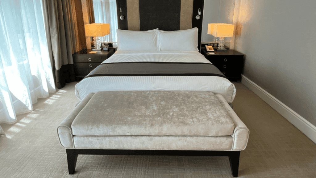 The Ritz-Carlton Kuala Lumpur Hotel Suite Room with Bed and Curtains MSN