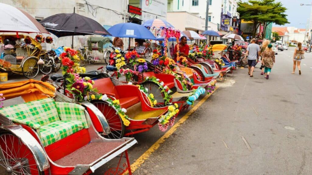 Rickshaw driver waiting for customer on Georgetown Street — Stock