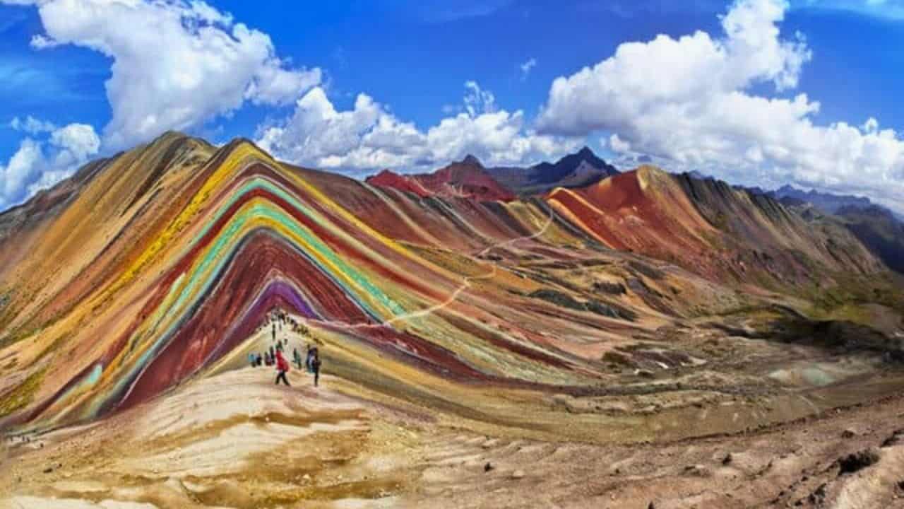 The Best Travel Guide To The Amazing Rainbow Mountain Peru Stock