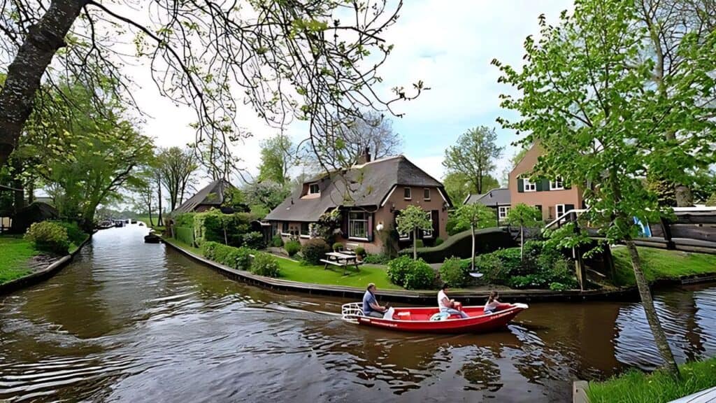 Giethoorn Netherlands lakeside town.