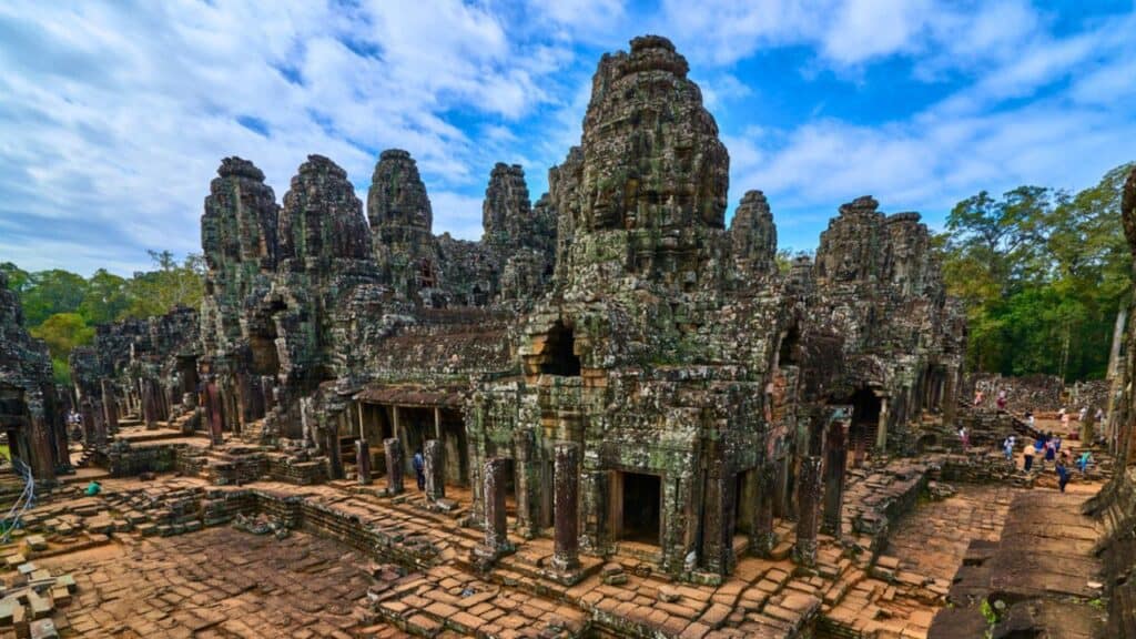 The Bayon Prasat Bayon Khmer temple at Angkor Thom is popular tourist attraction, Angkor Wat Archaeological Park in Siem Reap, Cambodia UNESCO World Heritage Site — Stock Photo